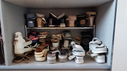 Schuhe eingeräumt in Schrank