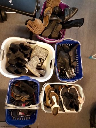 Schuhe in Wäschekörben